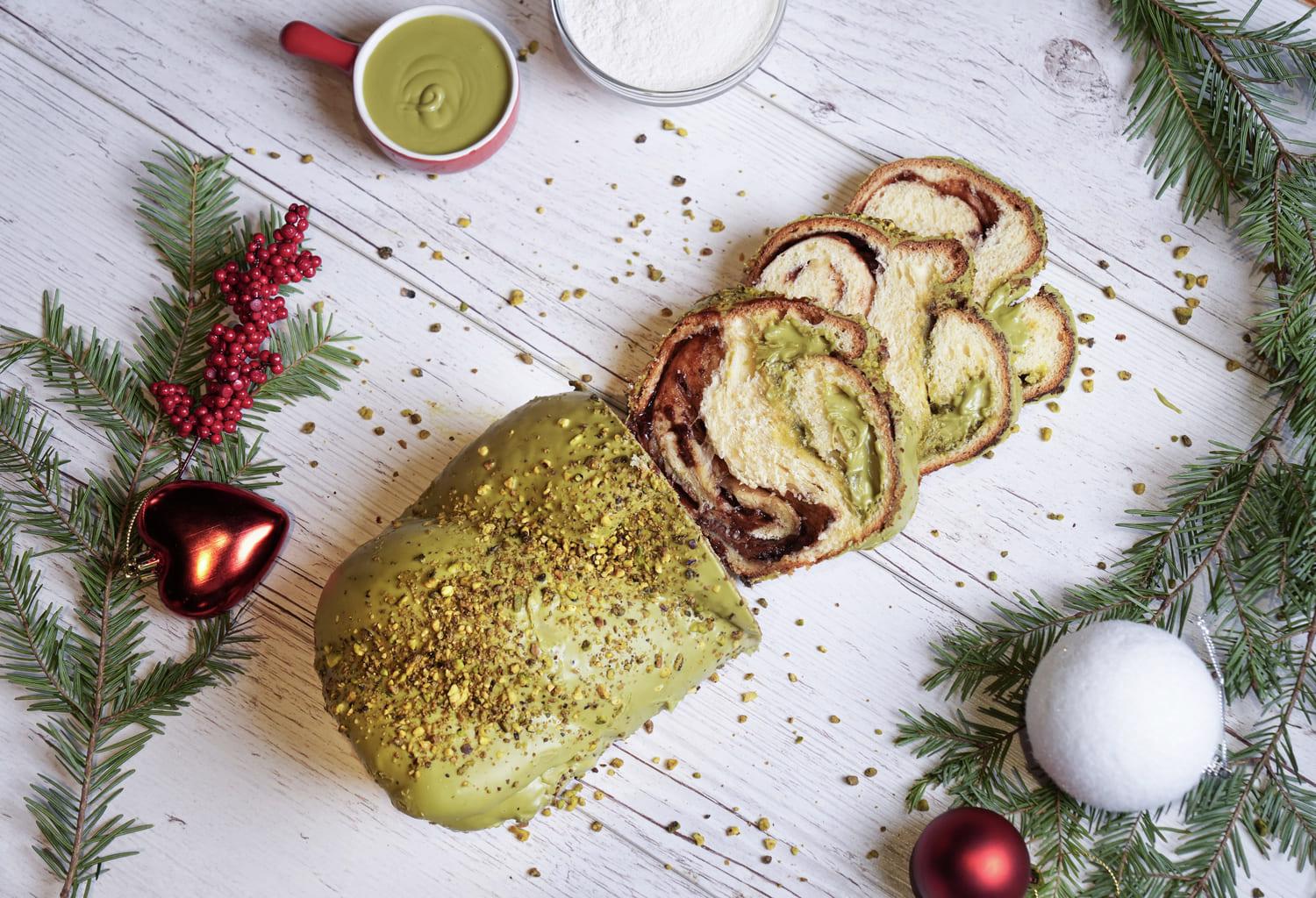 Cozonac cu Umplutură Cremoasă de Fistic & Ciocolată