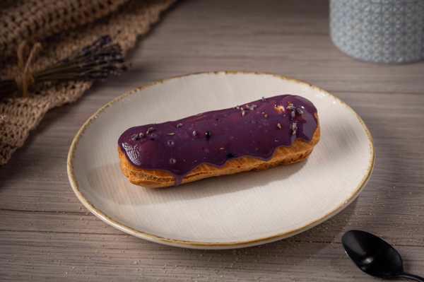 Eclair with blackberries and lavender